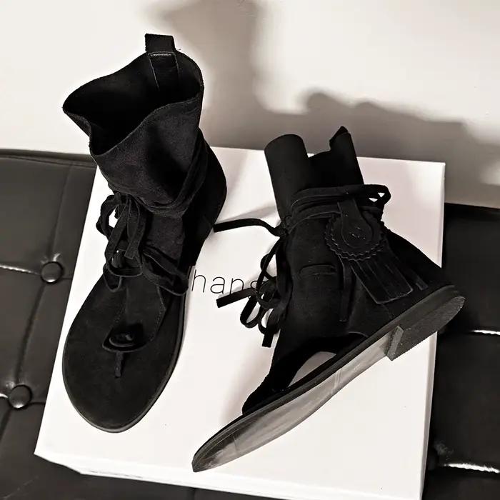 Bottes courtes à lacets rehaussantes, style sandale romaine à brides superposées et plissées, nouvelle collection été 2026