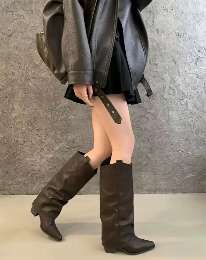 Bottines rétro en cuir craquelé pour femmes, bottes noires à bout carré, talon épais, bottes hauteur genou, coupe droite et souple.