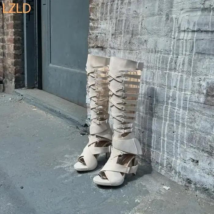 Bottes pour femmes blanches creuses avec boucle de ceinture romaine, style sexy, talons carrés, bottes étanches et confortables pour toutes occasions d'hiver