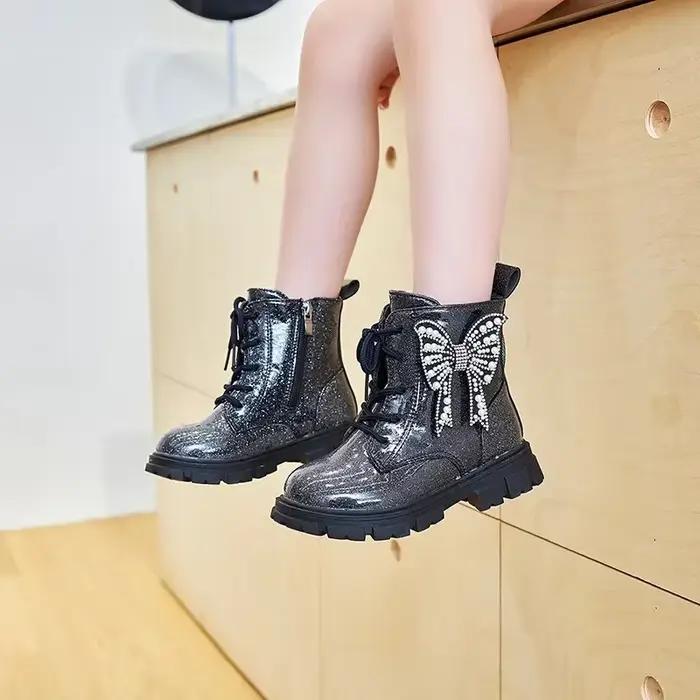 Bottes de rinçage imperméables pour filles, bottes de princesse pour enfants Catwalk, perles papillon, PU brillant noir, chic et unique, mode enfant, 2024