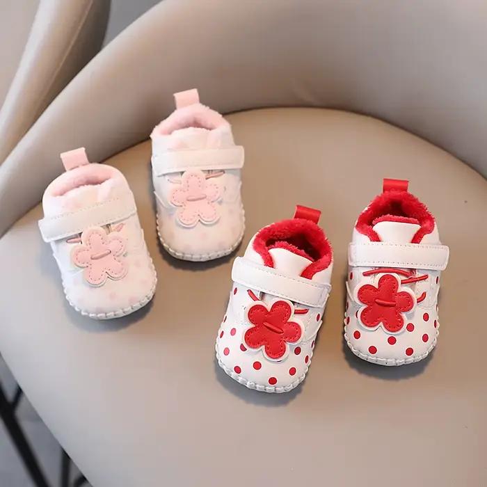 2025 hiver nouveau bébé filles chaussures de marche doux à pois enfants chaussures de princesse décontractées fleurs mignonnes filles chaussures plates en daim chaud
