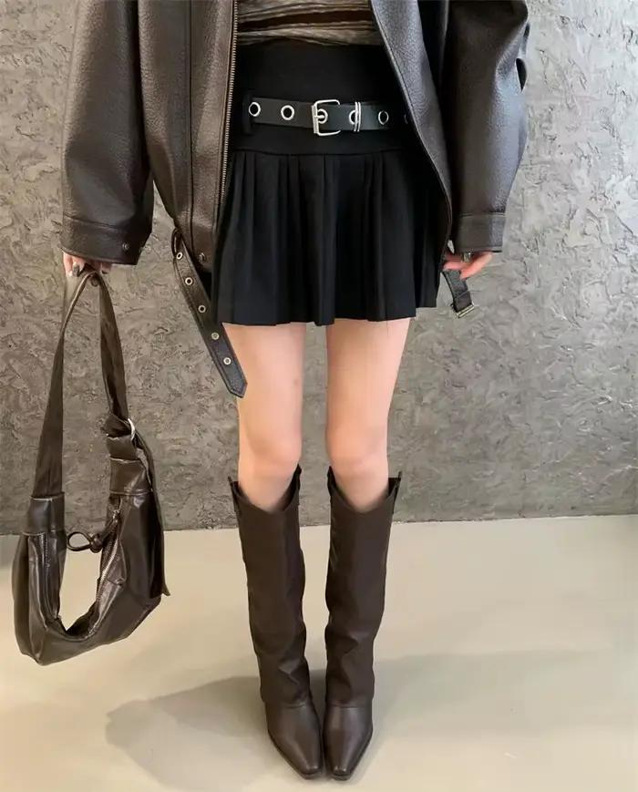Bottines rétro en cuir craquelé pour femmes, bottes noires à bout carré, talon épais, bottes hauteur genou, coupe droite et souple.