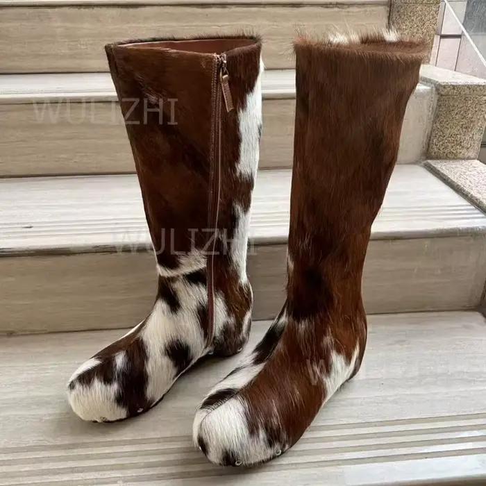 Bottes décontractées pour femme en cuir marron foncé à imprimé vache, patchwork de poils de poney blancs, bout rond, hauteur genou, style urbain, couleurs mélangées, graffiti, fermeture éclair, chauss