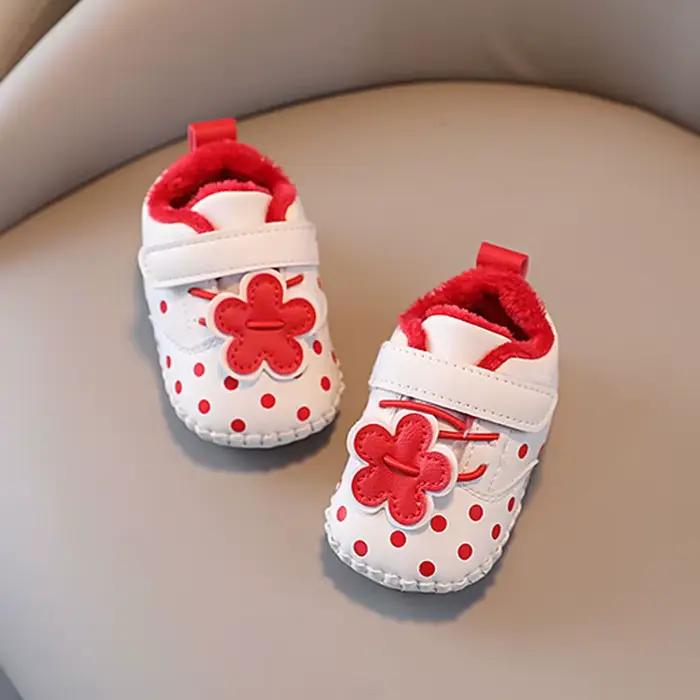 2025 hiver nouveau bébé filles chaussures de marche doux à pois enfants chaussures de princesse décontractées fleurs mignonnes filles chaussures plates en daim chaud