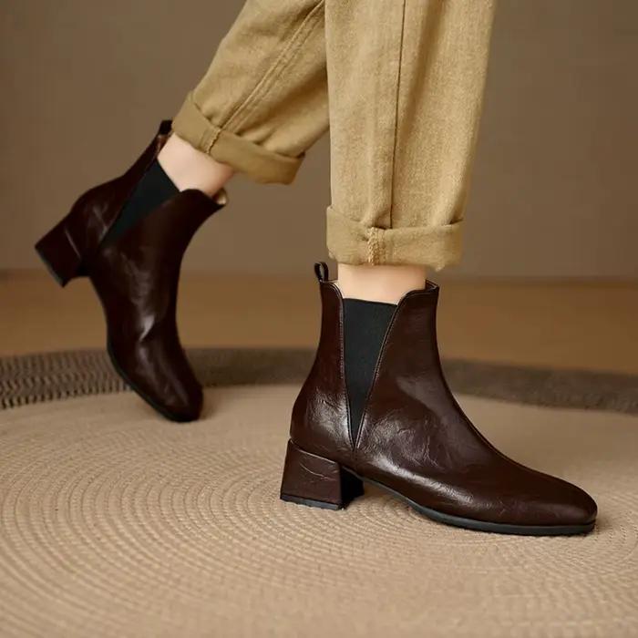 Bottines Chelsea marron à talons épais en cuir souple pour femme
